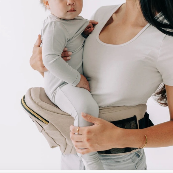 Tushbaby Hip Carrier in Cream - Picture 1 of 7